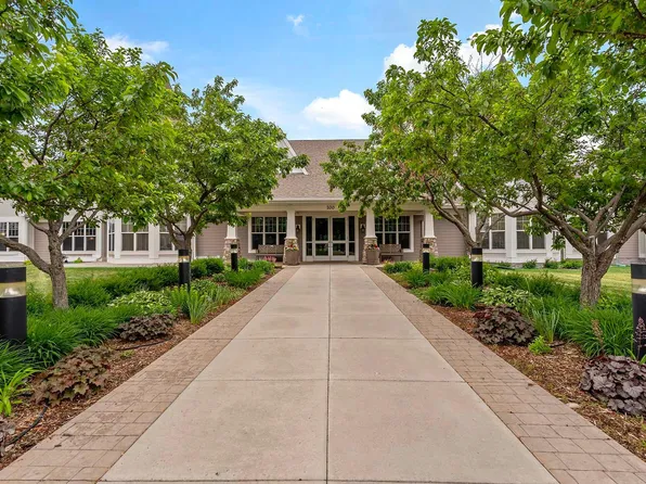 100 Clydesdale Trl APT 304, Hamel, MN 55340