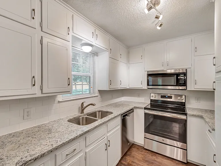 2833 Kingsbury Ave — Photo 1