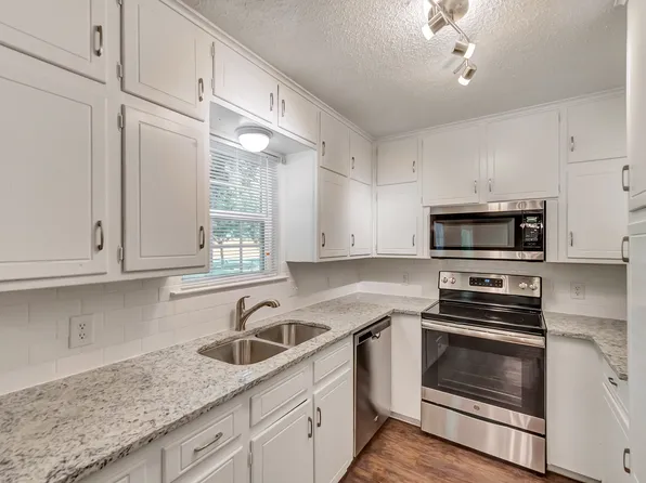 2833 Kingsbury Ave, Richland Hills, TX 76118