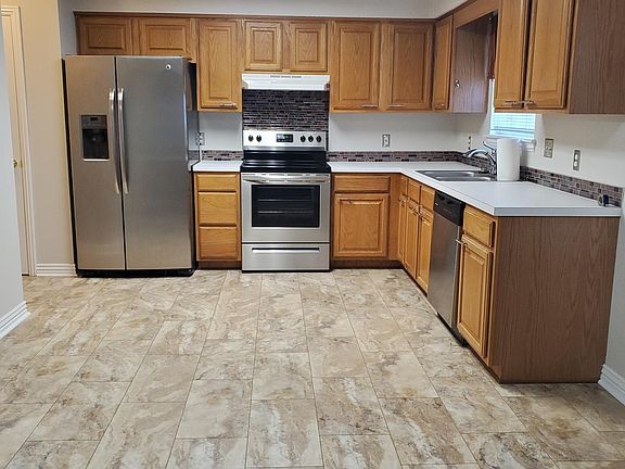 Kitchen: Fridge, microwave, range, dishwasher, garbage disposal.