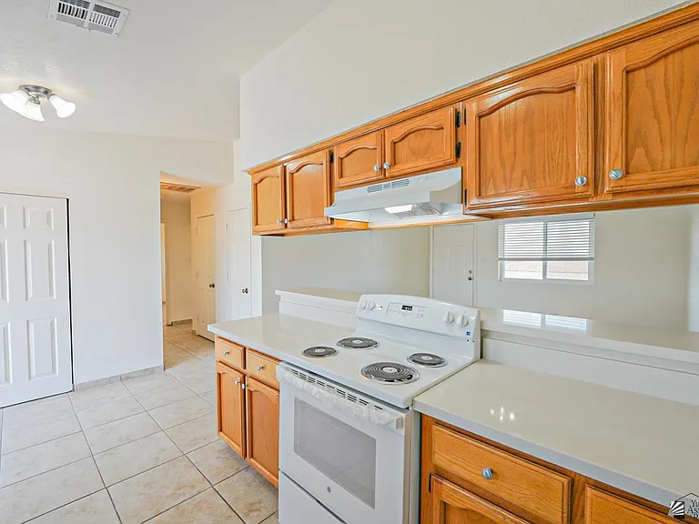 587 E Jefferson St — Photo 8