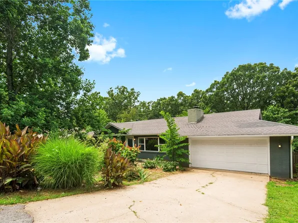 1333 N Viewpoint Dr, Fayetteville, AR 72701