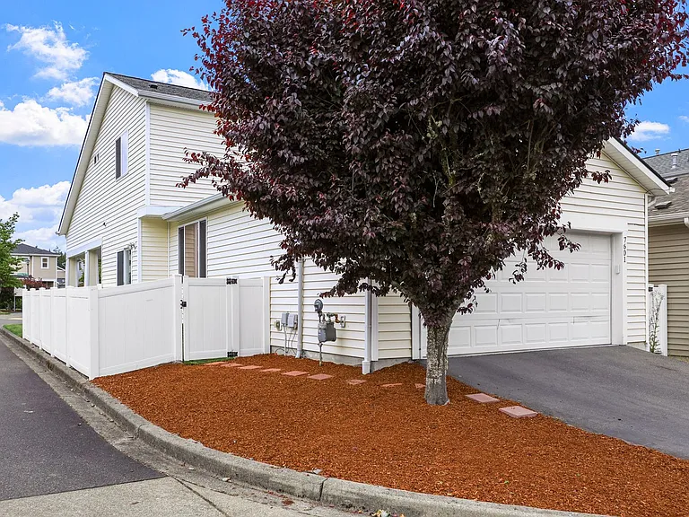 7601 Rushmore Way NE — Photo 35