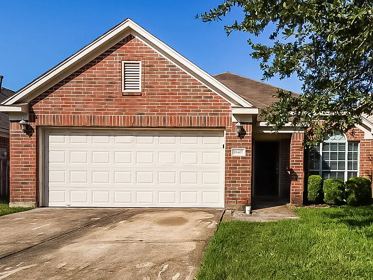 18407 Knob Hill Lake Ln — Photo 1