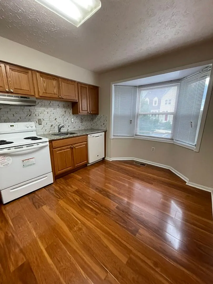Spacious Th In Gaithersburg — Photo 3