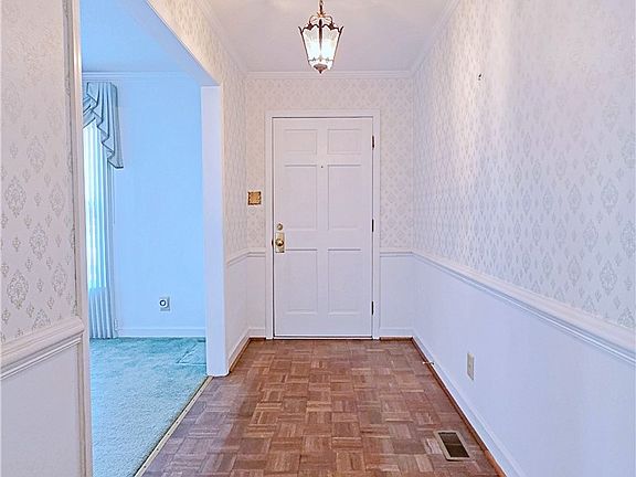 4th image of 342 Tuxford Pl