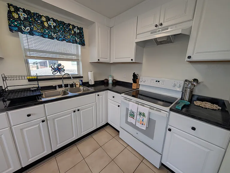 Huge Kitchen, lots of counter space