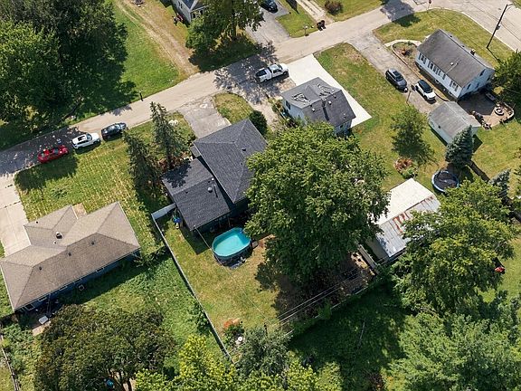 2nd image of 2437 Grape St