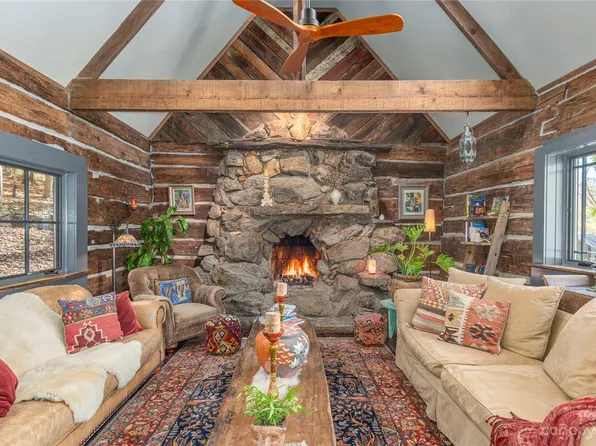 33 Taproot Trl, Barnardsville, NC 28709