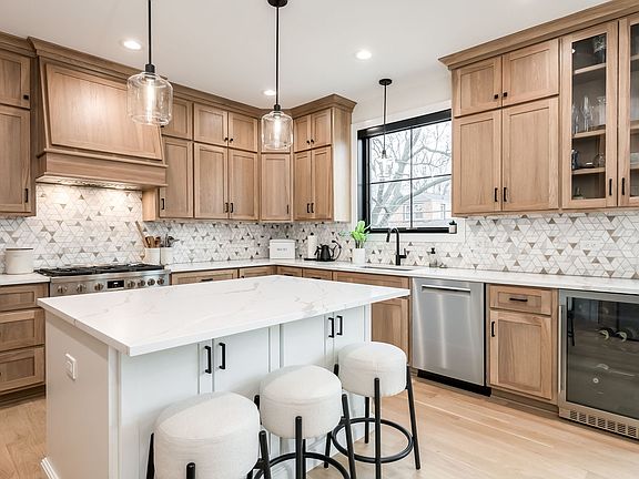 5th image of 835 S Ashland Ave