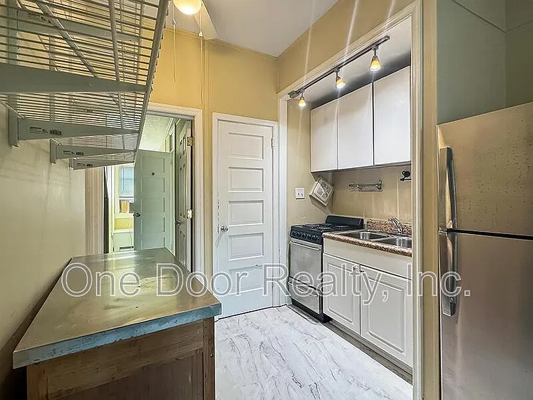 1107B Richmond Rd — Photo 6