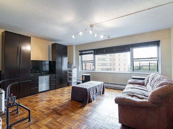 2nd image of 7 Fordham Hill Oval APT 10A