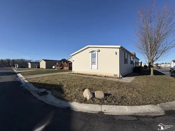 13565 Pear St, Carleton, MI 48117