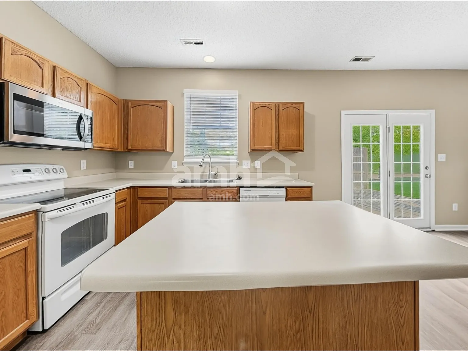 4 bed, 2.5 bath, 2120 sqft, $2,195 — Photo 3