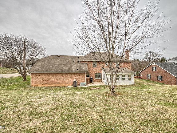 4th image of 821 Regency Dr