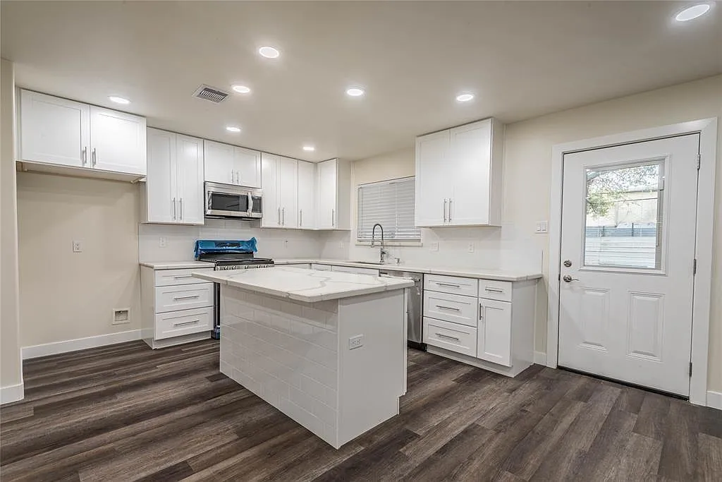 6 bed, 3.0 bath, 2569 sqft, $3,695 — Photo 4