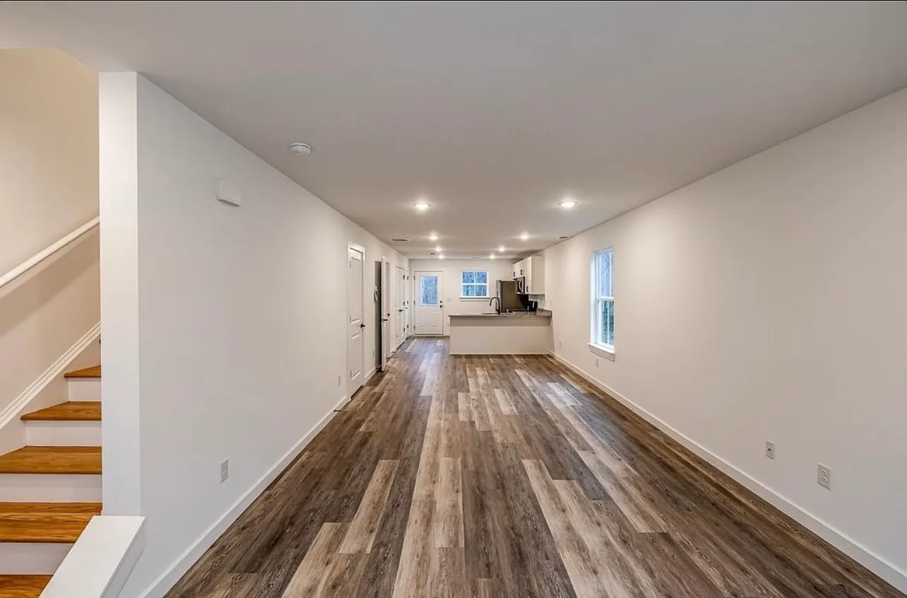 3 bed, 2.5 bath, 1300 sqft, $1,695 — Photo 3
