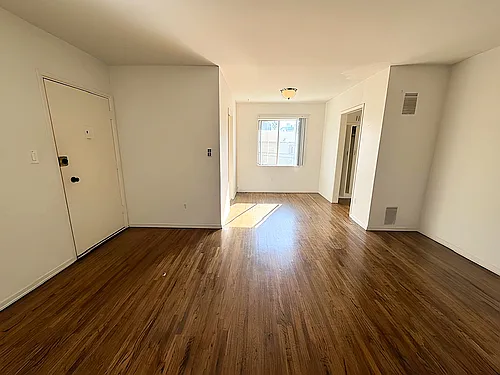 470 S Mariposa Ave #16 — Photo 4