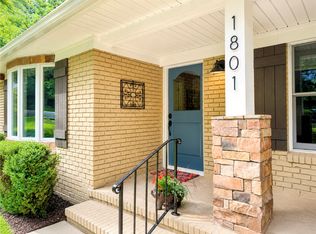 1801 N Applebury Pl, Fayetteville, AR 72701