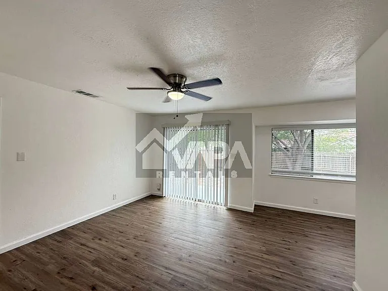 5419 Lake Grove Dr — Photo 6