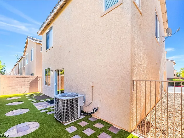 10471 Masons Creek St — Photo 30