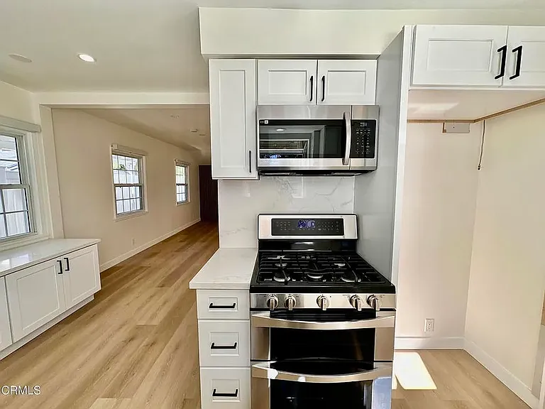 17451 Keswick St — Photo 5