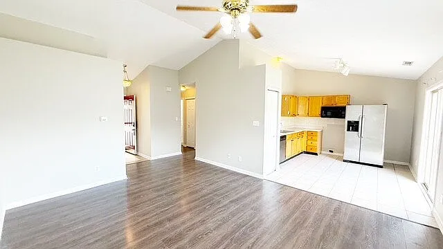 720 Rose Ln — Photo 6