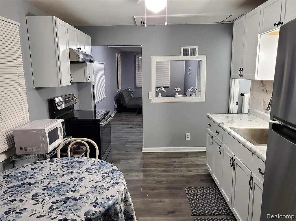 2 bed, 1.0 bath, 630 sqft, $1,700 — Photo 2