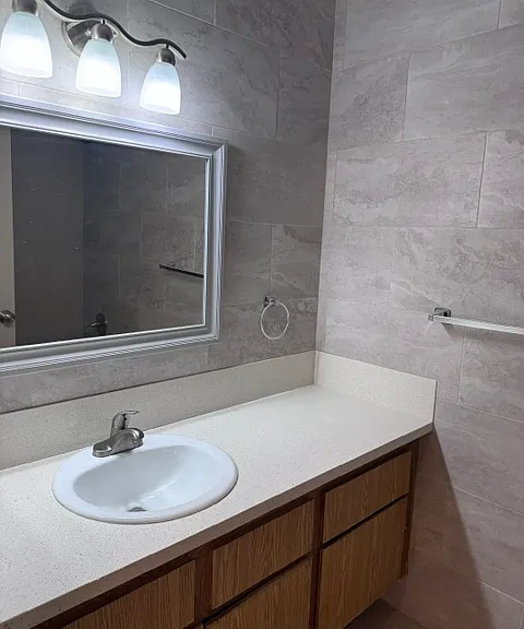 2nd Bathroom w/bath tub