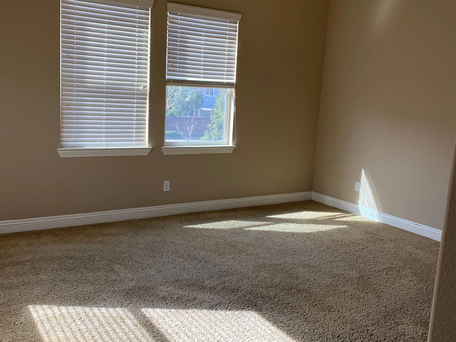 5 bed, 2.5 bath, 2160 sqft, $3,000 — Photo 3