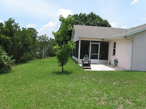 Back yard w/preserve