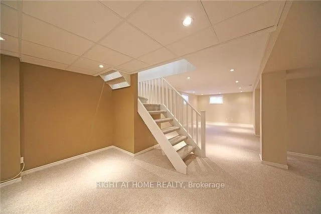 580 Taplow Cres — Photo 11