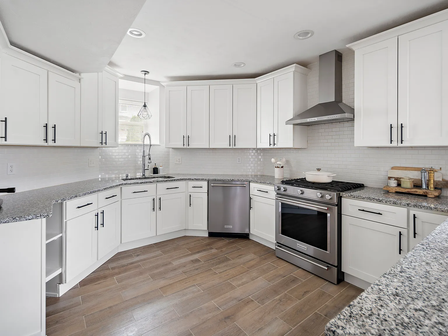 2 bed, 1350 sqft, $4,200 — Photo 4