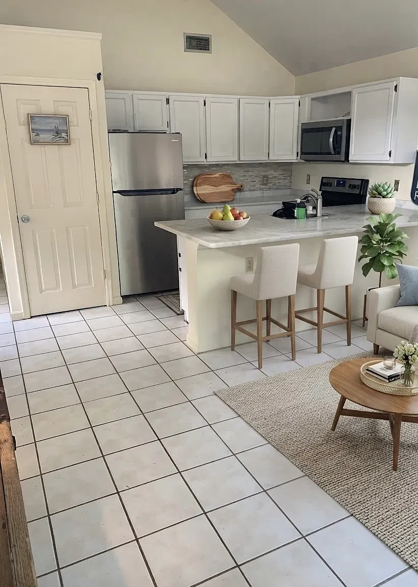 2 bed, 850 sqft, $2,300 — Photo 2