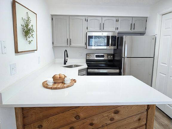 4th image of 1011 Hover St APT A