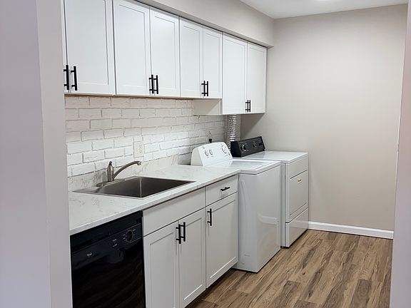 3rd image of 240 Canterbury Ln APT B