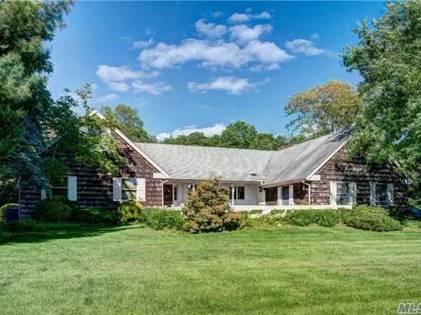 800 Laurelwood Dr, Laurel, NY 11948