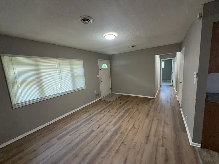10805 Bennington Ave — Photo 2