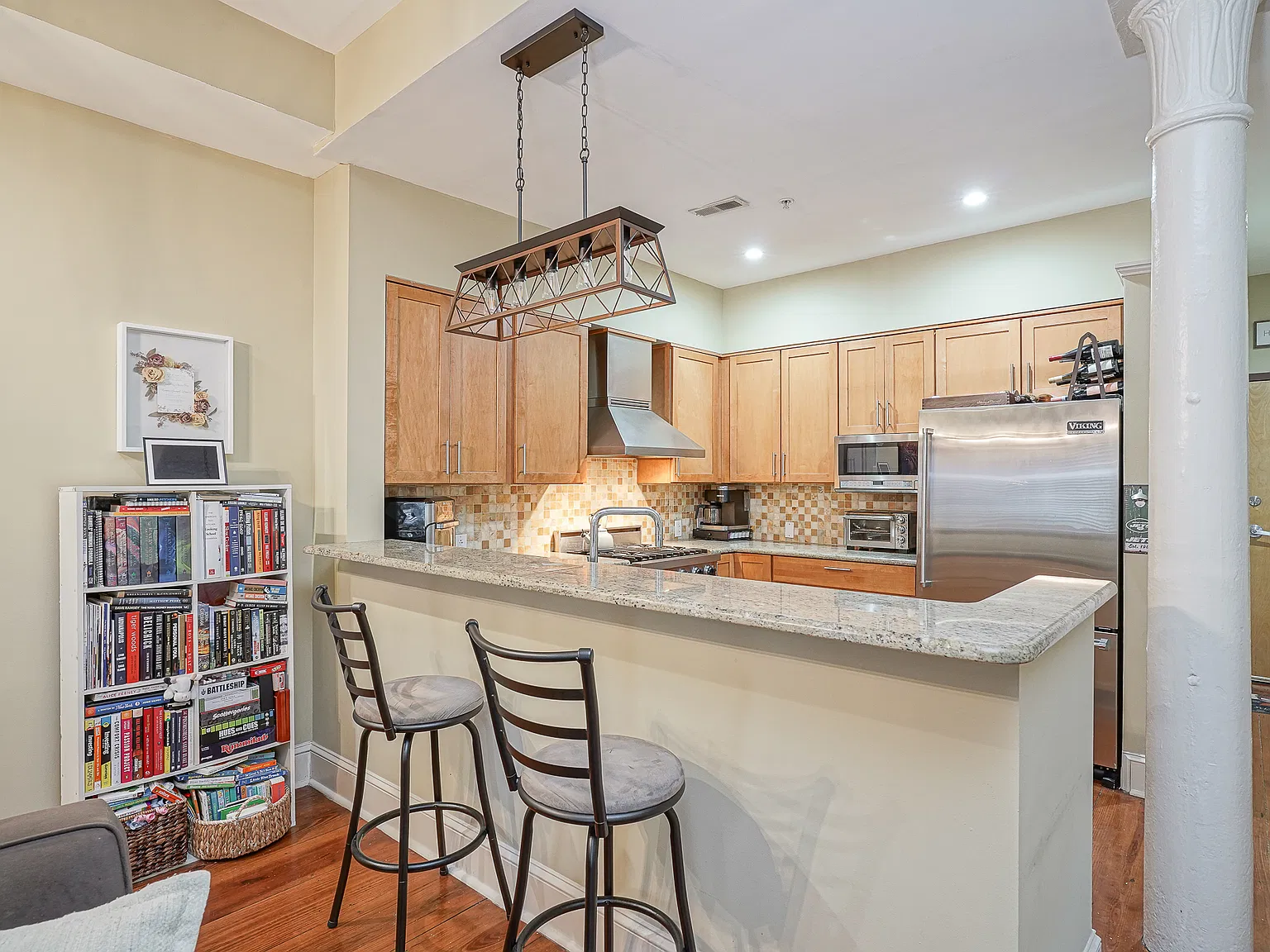1 bed, 870 sqft, $2,300 — Photo 3