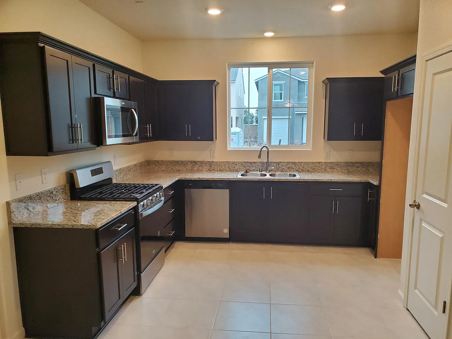 5 bed, 2.5 bath, 1863 sqft, $2,300 — Photo 3