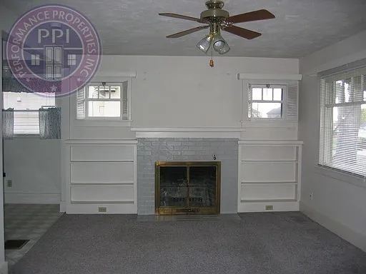 Lovely Beaumont Bungalow With Large Fenced Backyard!! — Photo 2