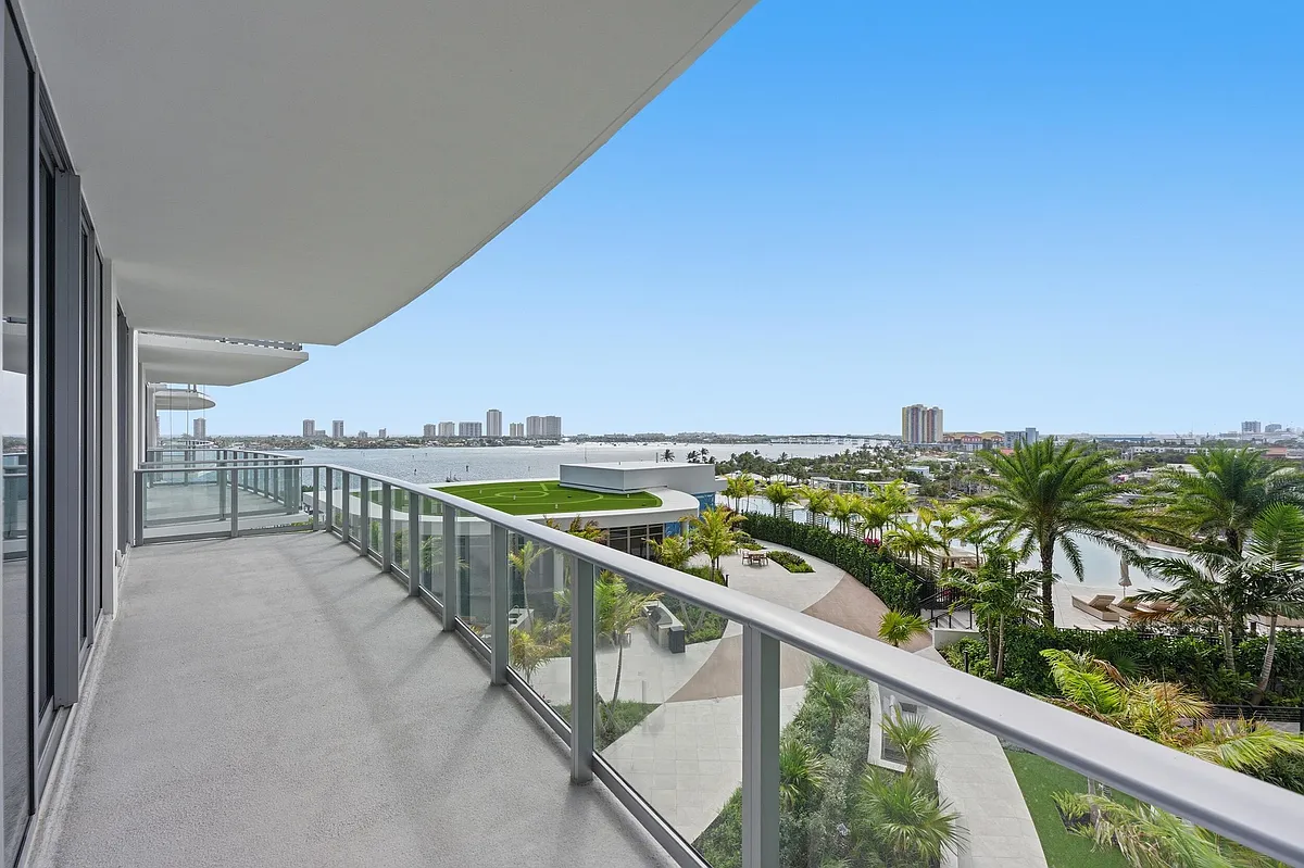 Building Photo - 220 Lake Shore Dr #811