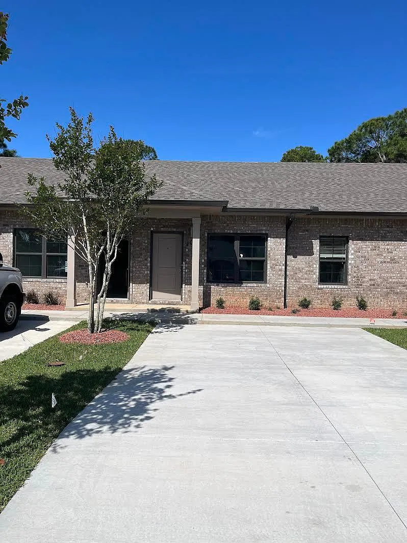 2 bed, 900 sqft, $1,600 — Photo 2