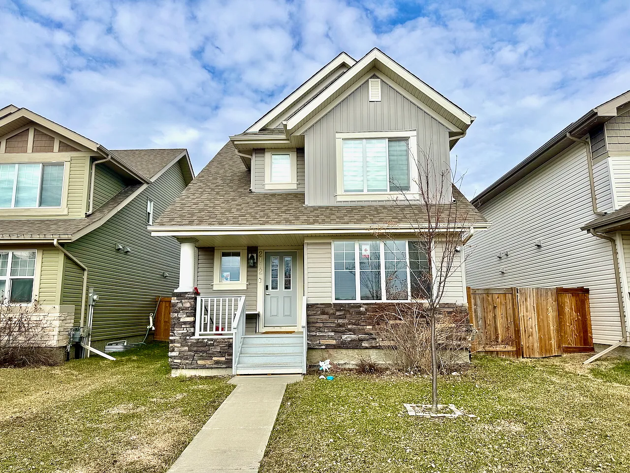 3 Bed 2.5 Bath Family Home SW Glenridding Edmonton For Rent — Photo 1
