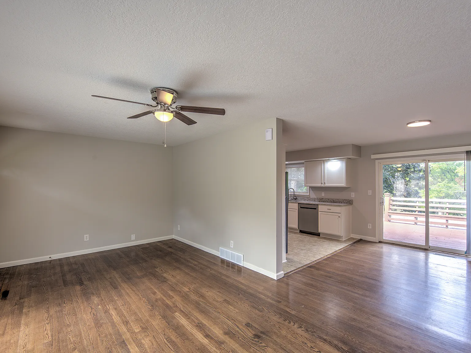 4 bed, 2.5 bath, 1990 sqft, $2,100 — Photo 3