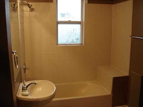 5th image of 840 W 12th St