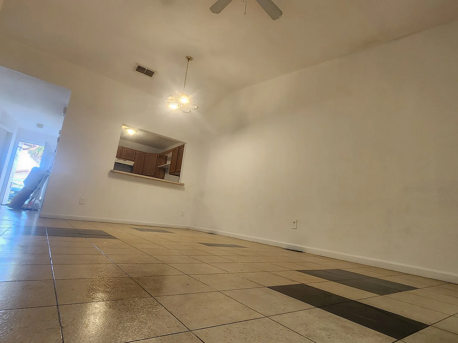 3 bed, 1055 sqft, $1,850 — Photo 1