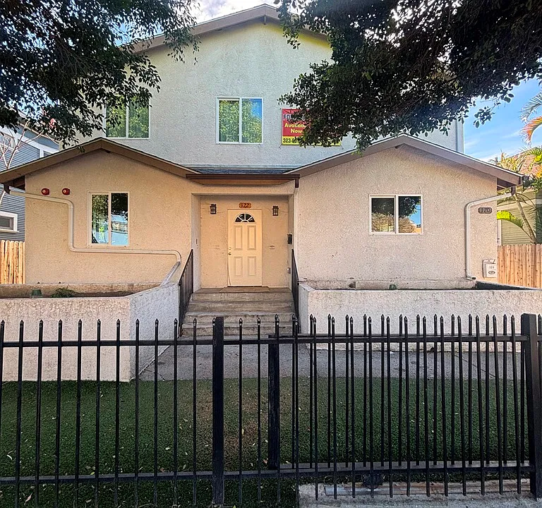 122 E 24th St