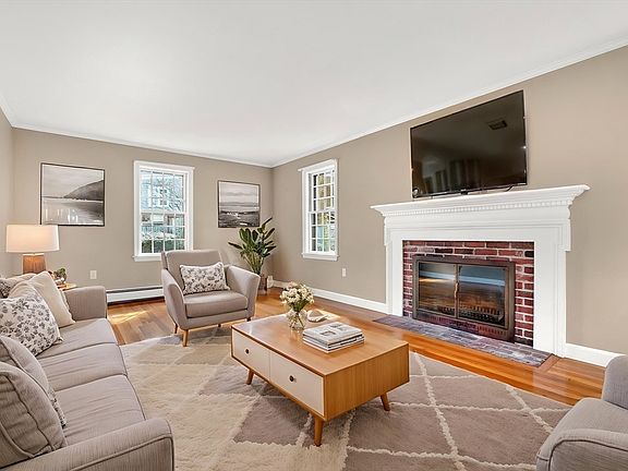 4th image of 155 Bellevue Ave