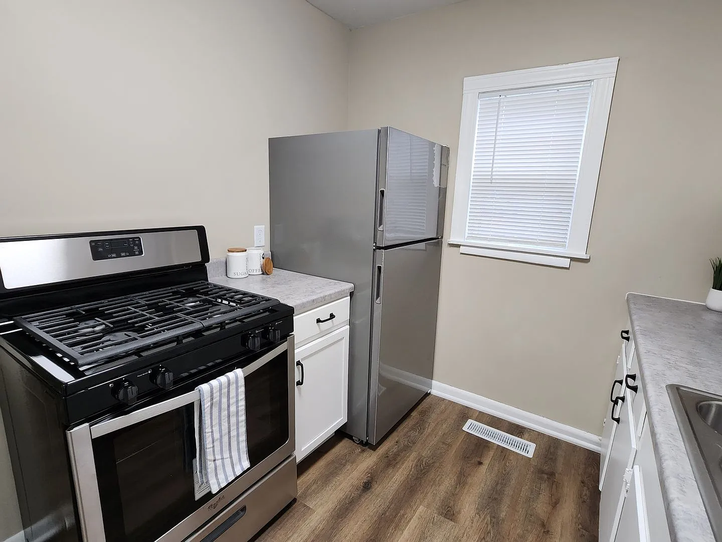 3 bed 1 bath Home - Fenced Yard — Photo 2